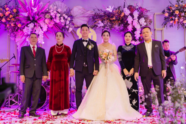   Đám cưới được tổ chức tại quê nhà Hà Tĩnh của trung vệ Bùi Tiến Dũng vào ngày 2/1  