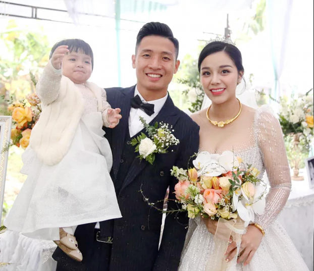   Tiến Dũng và Khánh Linh đã đính hôn hơn 1 năm và có một thiên thần nhỏ vô cùng đáng yêu. Cặp đôi sẽ tổ chức đám cưới tại Bắc Ninh và Hà Nội vào sau khi xong lễ tại Hà Tĩnh  