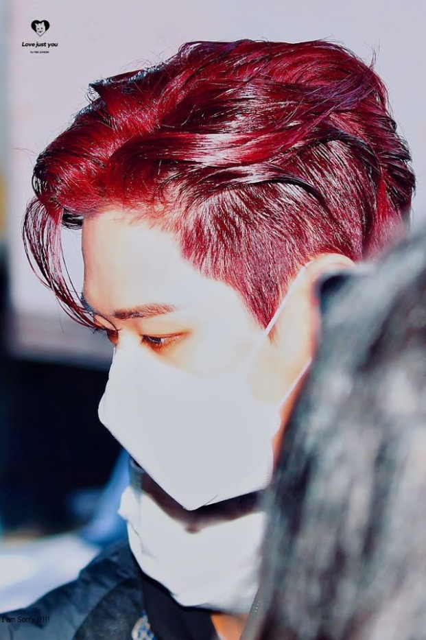Knet liệt kê 21 idol Kpop để tóc đỏ đẹp nhất: Joy xinh như búp bê sứ, V siêu cuốn hút 17