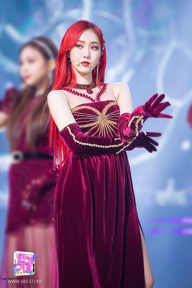 Knet liệt kê 21 idol Kpop để tóc đỏ đẹp nhất: Joy xinh như búp bê sứ, V siêu cuốn hút 15
