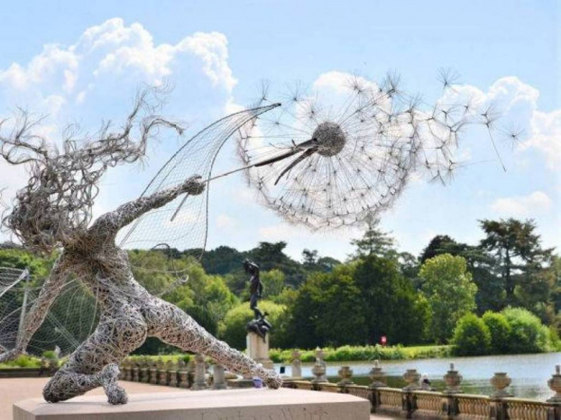   Bức tượng nàng tiên nhảy múa với hoa bồ công anh này nằm trong quần thể các tác phẩm của Robin Wight tại khu vườn Trentham, Anh.  