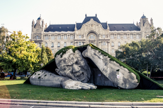   Ervin Loranth Hervé đã tạo ra một bức tượng độc đáo mô tả một người khổng lồ xuất hiện từ lòng đất ở Budapest, Hungary.  