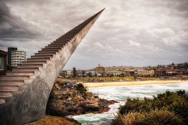   Công trình của David Mccracken trông giống như một cầu thang lên thiên đường, tượng được đặt ở Bondi, Úc.  