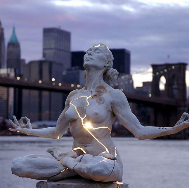   Tác phẩm này của nghệ sĩ Paige Bradley, được đặt tại New York (Mỹ). Tượng được kết hợp giữa hiệu ứng ánh sáng và thiết kế độc đáo tạo ấn tượng cho người xem.  