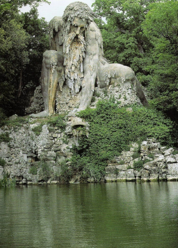   Bức tượng Colossus mô tả một nhân vật nửa thần và nửa núi. Đó là một sáng tạo của một nhà điêu khắc nổi tiếng Giambologna được hoàn thành vào thế kỷ 16 tại Florence, Ý.  