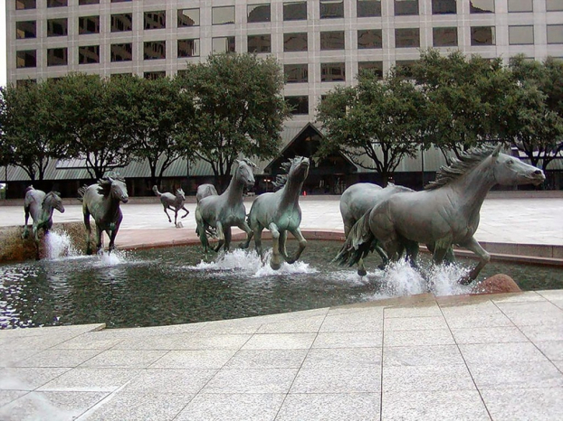   Những con ngựa được nghệ sĩ Robert Glen tạc nên mang vẻ sống động như thật, kết hợp với các đài phun nước độc đáo tạo ra hiệu ứng như chúng đang chạy thật sự. Tác phẩm này đã thu hút nhiều khách du lịch ở Las Colinas, Texas trong những năm gần đây  