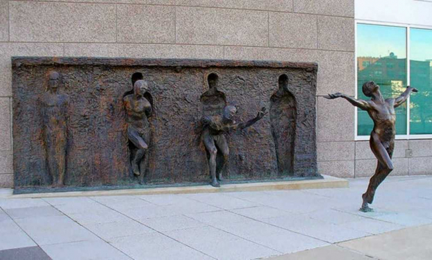   Tác phẩm của nghệ sĩ Zenos Frudakis này thể hiện khao khát tự do, thoát khỏi những lề thói quy củ. Du khách có thể chiêm ngưỡng bức tượng độc đáo này ở Philadelphia, Pennsylvania, Mỹ.  