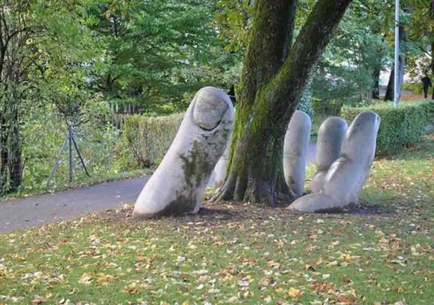   Bức tượng này giống như bàn tay đang làm nôi cho cái cây ở Glarus, Thụy Sĩ.  
