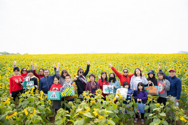   Đoàn thăm cánh đồng hoa hướng dương rộng hàng trăm ha của TH tại Nghĩa Đàn.  