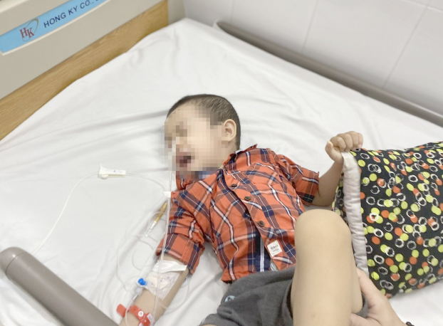   Bé trai 4 tuổi bị bỏng thực quản nặng do nuốt pin  