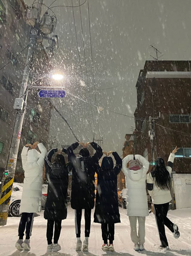 Idol Kpop đua nhau check-in dưới trời tuyết: RM đánh đố ARMY, Rosé đẹp muốn xỉu 16