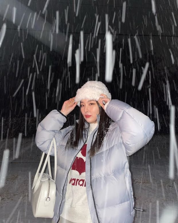 Idol Kpop đua nhau check-in dưới trời tuyết: RM đánh đố ARMY, Rosé đẹp muốn xỉu 20