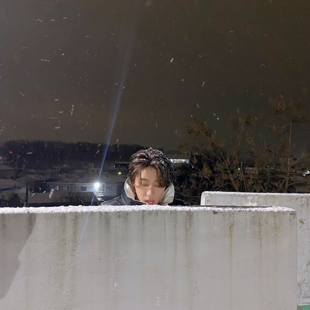 Idol Kpop đua nhau check-in dưới trời tuyết: RM đánh đố ARMY, Rosé đẹp muốn xỉu 5
