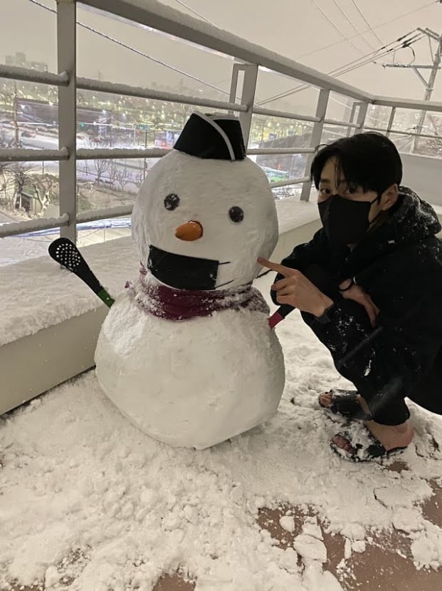 Idol Kpop đua nhau check-in dưới trời tuyết: RM đánh đố ARMY, Rosé đẹp muốn xỉu 8