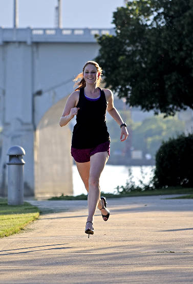   Tại Mỹ, cựu vũ công Irene Sewell đã lập kỷ lục thế giới sau khi cô chạy marathon bằng giày cao gót trên chặng đua 43 km trong 7 giờ 28 phút. Thành tích này cho cô một vị trí trong Sách kỷ lục Guinness.  