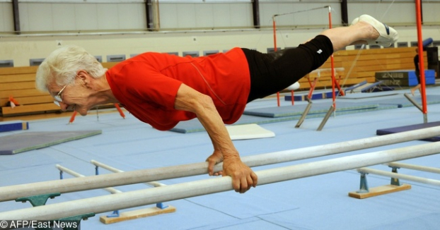   Johanna Quaas, 92 tuổi, đến từ Đức ghi tên vào sách kỷ lục Guinness là vận động viên thể dục dụng cụ cao tuổi nhất thế giới. Bà không chỉ thực hiện nhiều động tác trên tấm thảm mà còn có thể biểu diễn các động tác khó trên xà kép.  