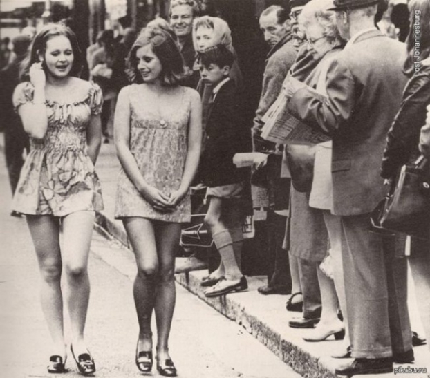   Hai cô gái mặc váy ngắn ở Capetown năm 1965 nhận được vô vàn ánh mắt tò mò của những người xung quanh.  