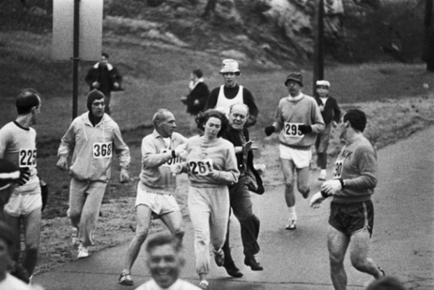   Năm 1967, Kathrine Switzer là phụ nữ đầu tiên tham gia cuộc thi chạy marathon Boston. 5 năm sau người ta mới cho phép phụ nữ tham gia vào cuộc thi này. Trong ảnh, một người trong ban tổ chức đang cố kéo cô ấy ra.  