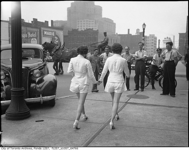   Đây là hai cô gái đầu tiên xuất hiện ở nơi công cộng trong trang phục ngắn lộ đôi chân thon dài. Bức ảnh được chụp ở Toronto vào năm 1937.  