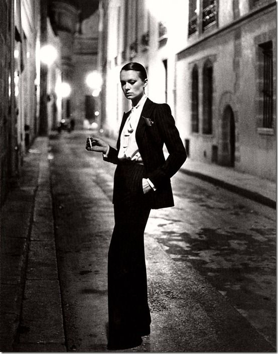   Năm 1966, nhà thiết kế Yves Saint Laurent từng tặng bộ đồ tuxedo (trang phục dành cho nam) cho các nữ người mẫu của mình. Tuy nhiên, những người mẫu nổi tiếng của ông đã không được phép đặt chân vào các nhà hàng nếu mặc bộ trang phục đó. Vì một bộ trang phục như vậy được coi là một sự khiêu khích rõ ràng.  