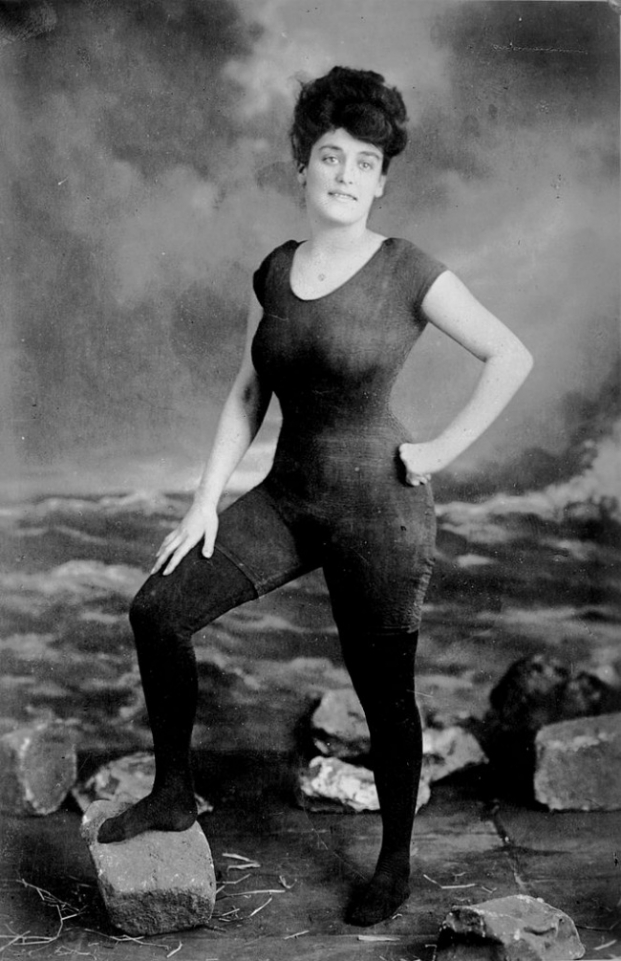   Annette Kellermann là một vận động viên bơi lội chuyên nghiệp, diễn viên điện ảnh và là một nhà văn, Bà từng tạo dáng trong bộ đồ bơi nhưng bị bắt và bị buộc tội với hành vi “không đứng đắn” vào năm 1907.  
