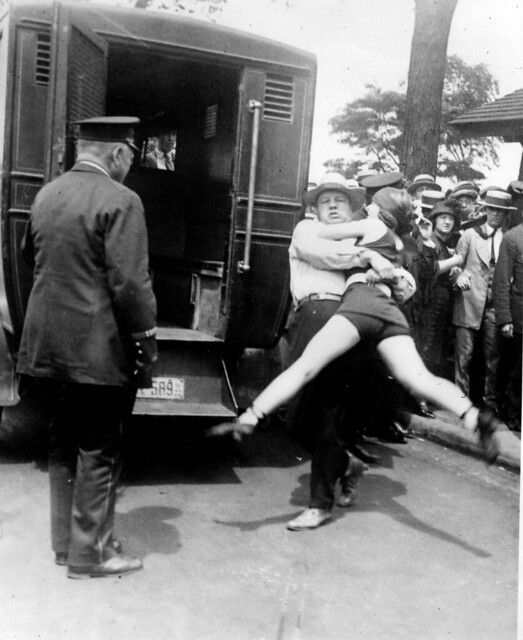   Người phụ nữ trong ảnh đang bị bắt vì mặc đồ bơi để lộ đôi chân trần. Bức ảnh được chụp ở Chicago năm 1922.  