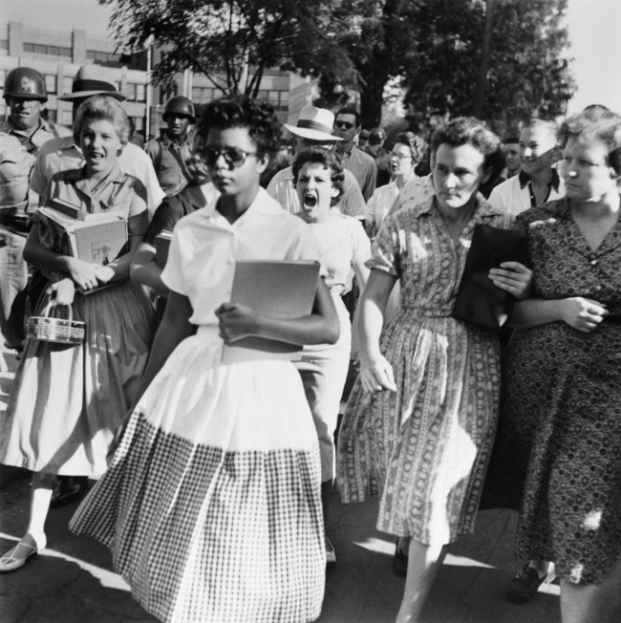   Elizabeth Eckford là học sinh người Mỹ gốc Phi và là một trong những học sinh da đen đầu tiên từng tham dự các lớp học. Bức ảnh được chụp vào năm 1957, ngay sau khi Tòa án Tối cao Hoa Kỳ đưa ra phán quyết: Các hành động phân biệt màu da và chủng tộc trong trường học là bất hợp pháp.  