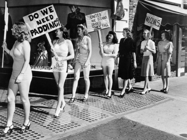   Những thành viên của “Women’s Organization to War on Styles” mở một cửa hàng phản đối việc phải mặc váy dài và phần đệm hông tại California, 1947  
