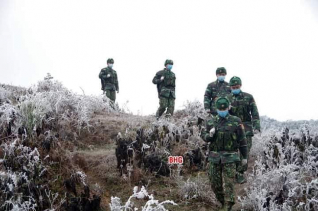   Thời tiết dù khắc nghiệt nhưng các chiến sĩ vẫn phải đi tuần quanh biên giới  
