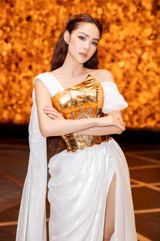 Sao Việt diện trang phục nữ thần: H'Hen Niê đẹp xuất sắc, Ngọc Trinh quyến rũ nghẹt thở 9
