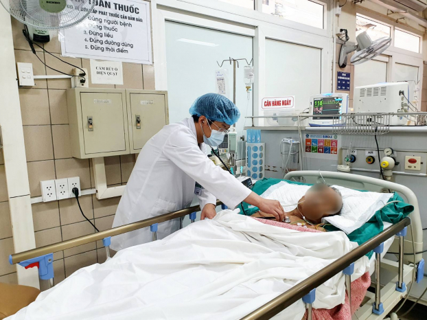   Bác sĩ Nguyễn Đăng Đức đang thăm khám cho bệnh nhân  