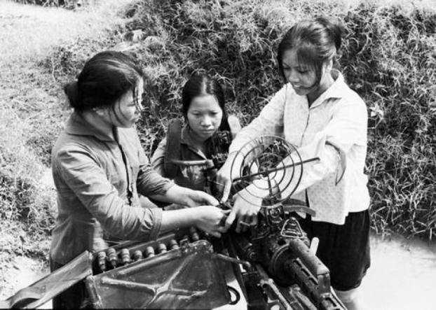   Nét đẹp của phụ nữ Việt Nam thời chiến  