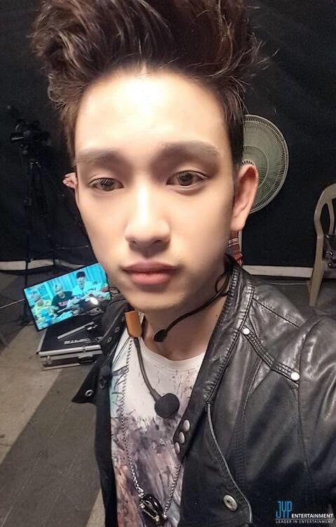 10 idol nam selfie tệ nhất Kpop: Visual tỉ lệ nghịch với level 'tự sướng' 12