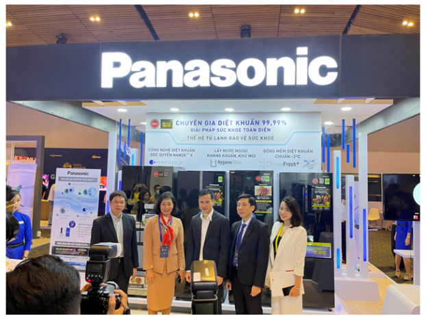   Ông Bùi Thế Duy – Thứ trưởng Bộ Khoa học và Công nghệ (đứng giữa) tham quan gian hàng của Panasonic  