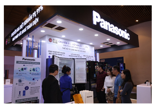   Gian hàng trưng bày các sản phẩm diệt khuẩn của Panasonic thu hút sự quan tâm của nhiều khách hàng  