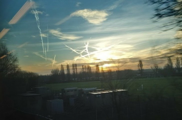  Những vệt máy bay đã tạo nên một ngôi sao trên bầu trời sáng nay  