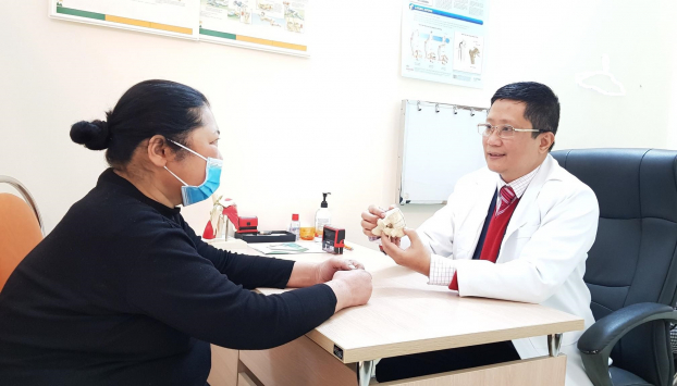   PGS.TS Nguyễn Vĩnh Ngọc, phụ trách chuyên môn Phòng khám Cơ xương khớp Bảo Ngọc thăm khám cho bệnh nhân bị đau nhức xương khớp  