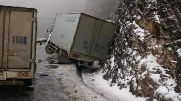   Đường có tuyết trơn trượt dẫn tới nhiều tài xế không điều khiển được phương tiện.  