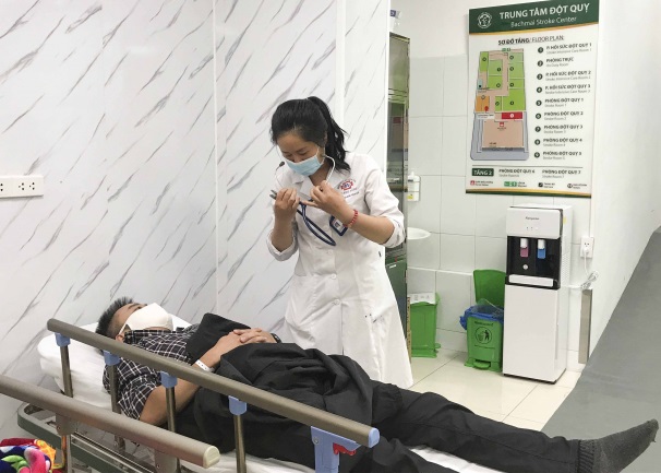   Một bệnh nhân được điều trị tại Trung tâm Đột quỵ, BV Bạch Mai  