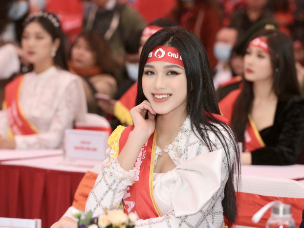 Hoa hậu Đỗ Hà khoe vẻ đẹp tinh khôi trong tà áo dài trắng khi đảm nhận cương vị mới 1