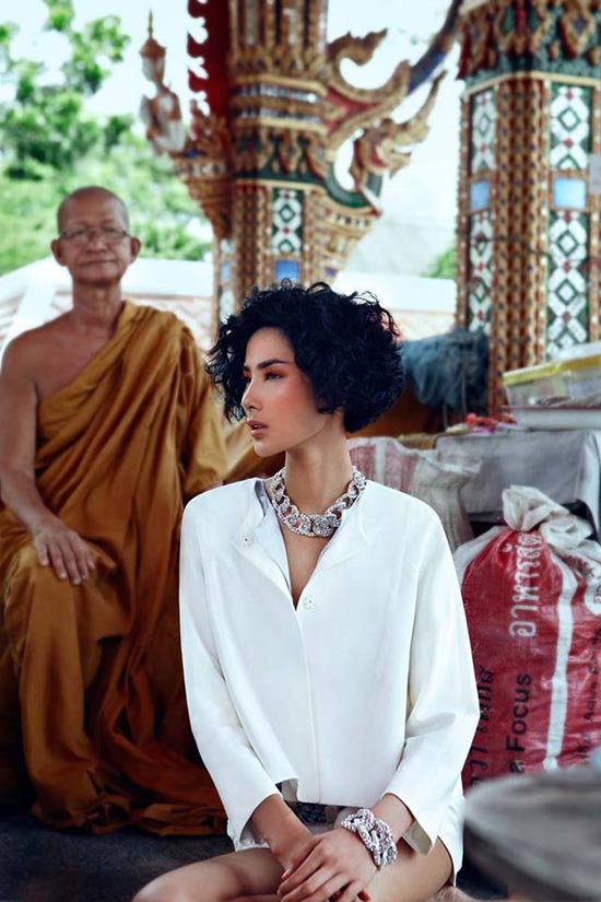 Thời trang sao Việt khi đi chùa: Hoàng Thùy bị phản ứng dữ dội, Phi Thanh Vân kém duyên 1