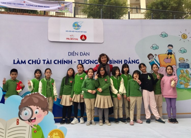   Bà Trương Thị Thu Thủy (Trung ương Hội LHPN Việt Nam) chụp ảnh cùng các em học sinh trường Marie Curie  