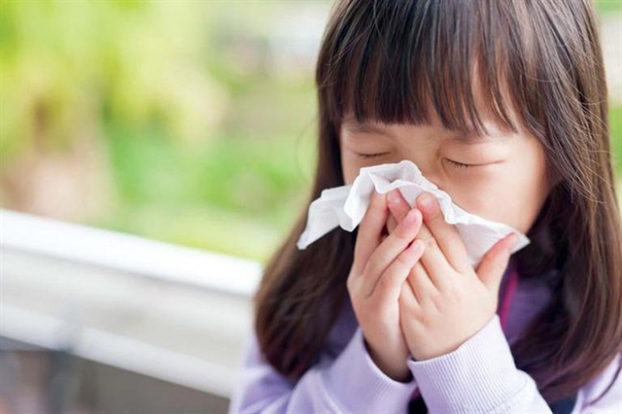   Vệ sinh mũi cho trẻ thường xuyên, đúng cách cũng giúp làm giảm bệnh viêm mũi xoang tái phát. Ảnh minh họa  