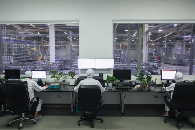   Các nhân viên tại nhà máy Vinamilk ở Bình Dương đang vận hành dây chuyền sản xuất sữa hiện đại hoàn toàn tự động hóa qua hệ thống máy tính.  