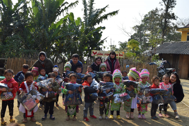   Những món quà ý nghĩa được Quỹ Vì Tầm Vóc Việt và các tình nguyện viên trao tận tay các em học sinh ở 5 điểm trường  