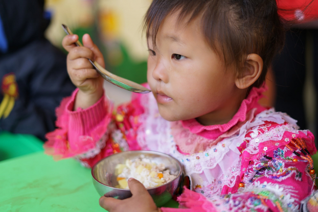   Bữa trưa bán trú đã có thịt nhờ những tấm lòng hảo tâm khắp cả nước thông qua quỹ Vì Tầm Vóc Việt  