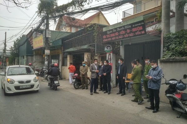   Lực lượng chức năng tiến hành truy vết những người tiếp xúc gần với các ca mắc COVID-19 mới ở Hà Nội. Ảnh minh họa  