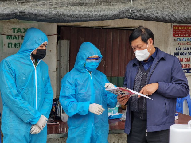   Thứ trưởng Bộ Y tế kiểm tra chống dịch ở Bắc Ninh.  