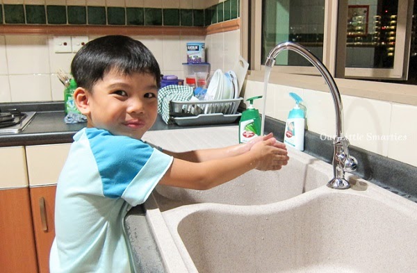   Trẻ cần được nhắc nhở rửa tay với nước sạch và xà phòng thường xuyên để phòng dịch bệnh COVID-19.Ảnh minh họa  