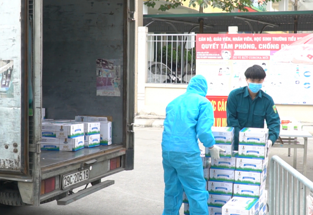   Sáng ngày 05/02, Vinamilk đã trao tặng hơn 120 thùng sữa và nhiều hộp quà tết đến với các em học sinh trường Xuân Phương (Hà Nội)  